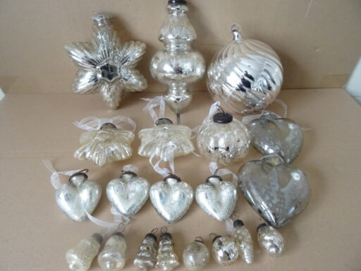 Collectie glazen kerstballen en piek boerenzilver stijl