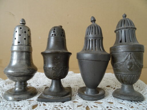 18e-eeuwse Collectie tinnen peperbussen