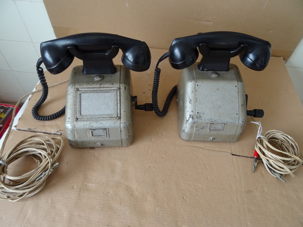 Vintage metalen telefoon veldtelefoon M.v.O. 39 euro per stuk
