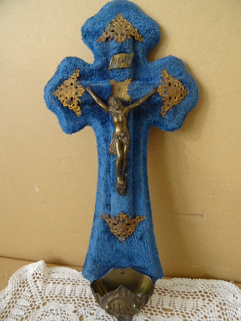 Antiek of vintage kruisbeeld met wijwaterbakje 40cm