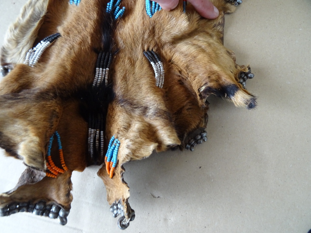 Inheems kledingstuk vrouw van dierenhuid Ethiopië - Afbeelding 10
