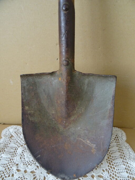 Alternative view of US army M1910 T-handle trench shovel
