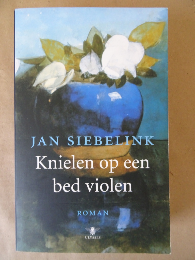Jan Siebelink Knielen op een bed violen