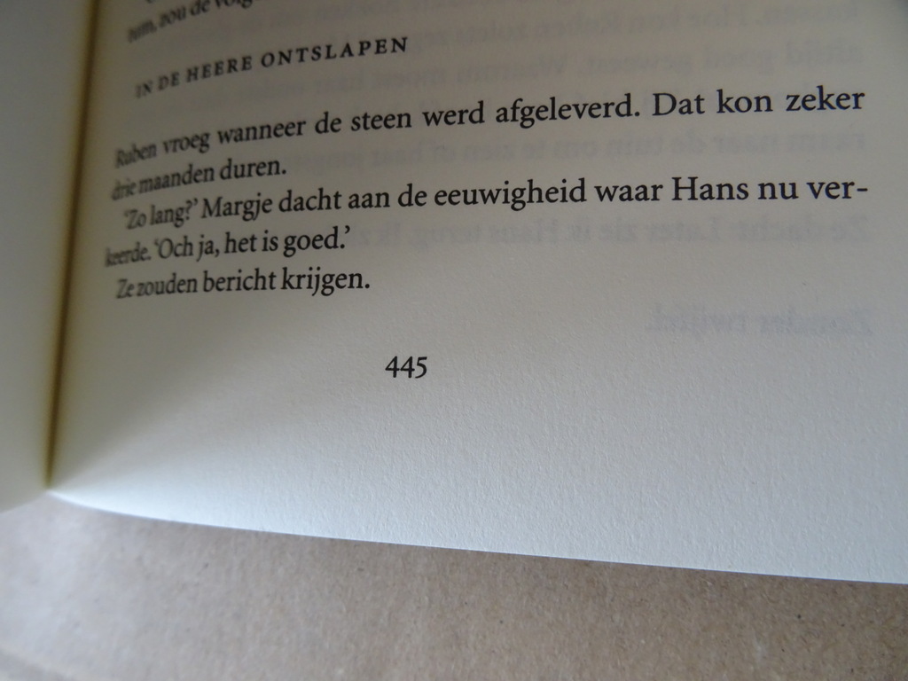 Jan Siebelink Knielen op een bed violen - Afbeelding 11