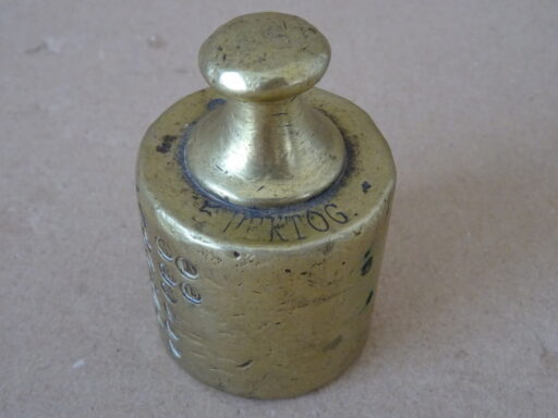 Alternative view of Antiek messing knopgewicht 5 hektogram