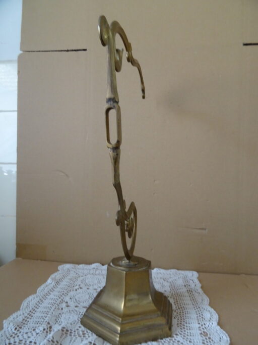 Alternative view of Antieke of vintage koperen houder voor weegschaal bel of lamp 49cm