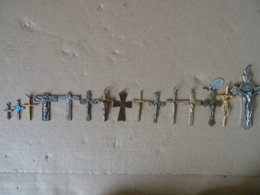 Antieke of vintage kruisbeeld medaillons 9 euro per stuk