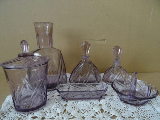 Alternative view of Vintage Art deco stijl glazen toiletset kaptafel set