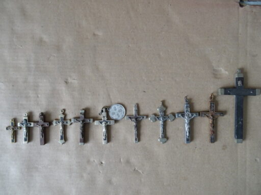 Antieke en vintage kruisbeeld medaillons met ingelegd hout