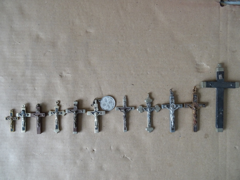 Antieke en vintage kruisbeeld medaillons met ingelegd hout