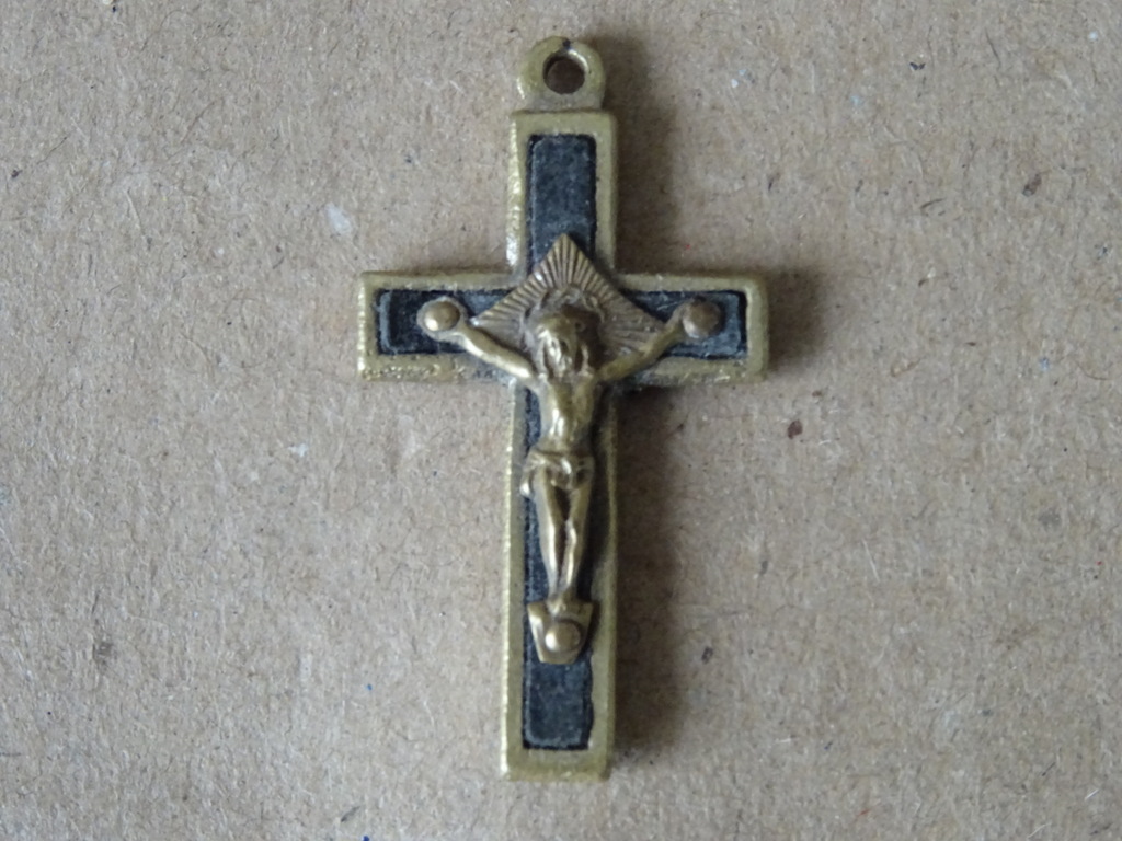 Antieke en vintage kruisbeeld medaillons met ingelegd hout 9 euro per stuk - Afbeelding 2