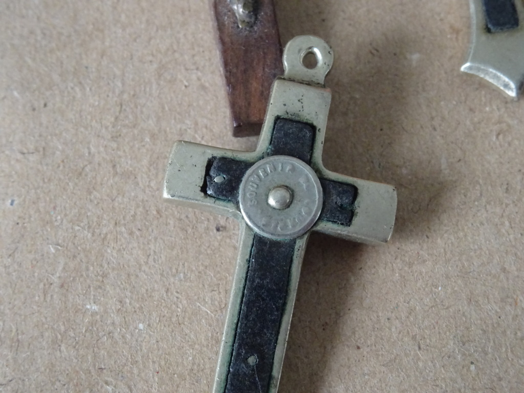 Antieke en vintage kruisbeeld medaillons met ingelegd hout 9 euro per stuk - Afbeelding 7