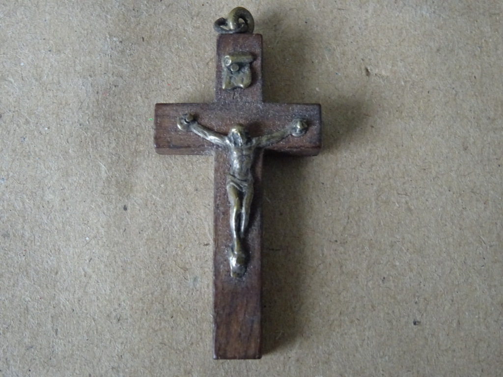 Antieke en vintage kruisbeeld medaillons met ingelegd hout 9 euro per stuk - Afbeelding 9