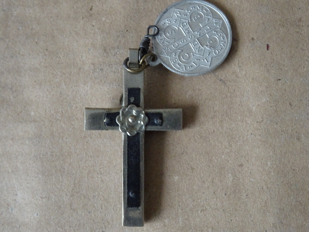 Antieke en vintage kruisbeeld medaillons met ingelegd hout 9 euro per stuk - Afbeelding 18
