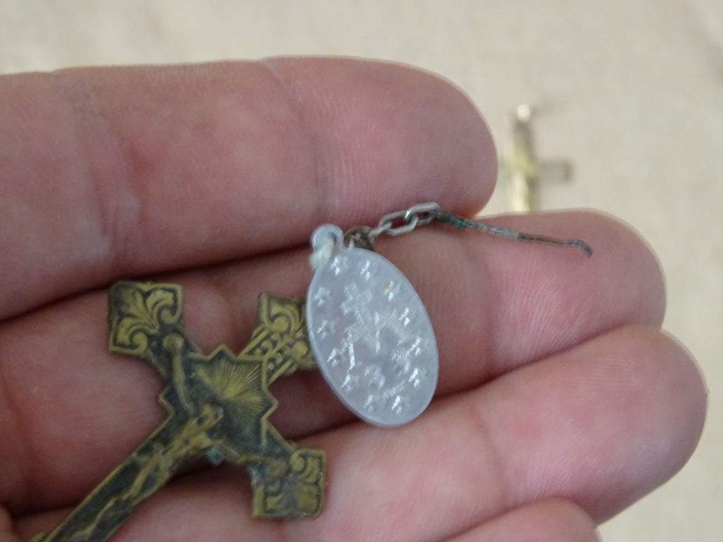 Antieke of vintage kruisbeeld medaillons 9 euro per stuk - Afbeelding 41