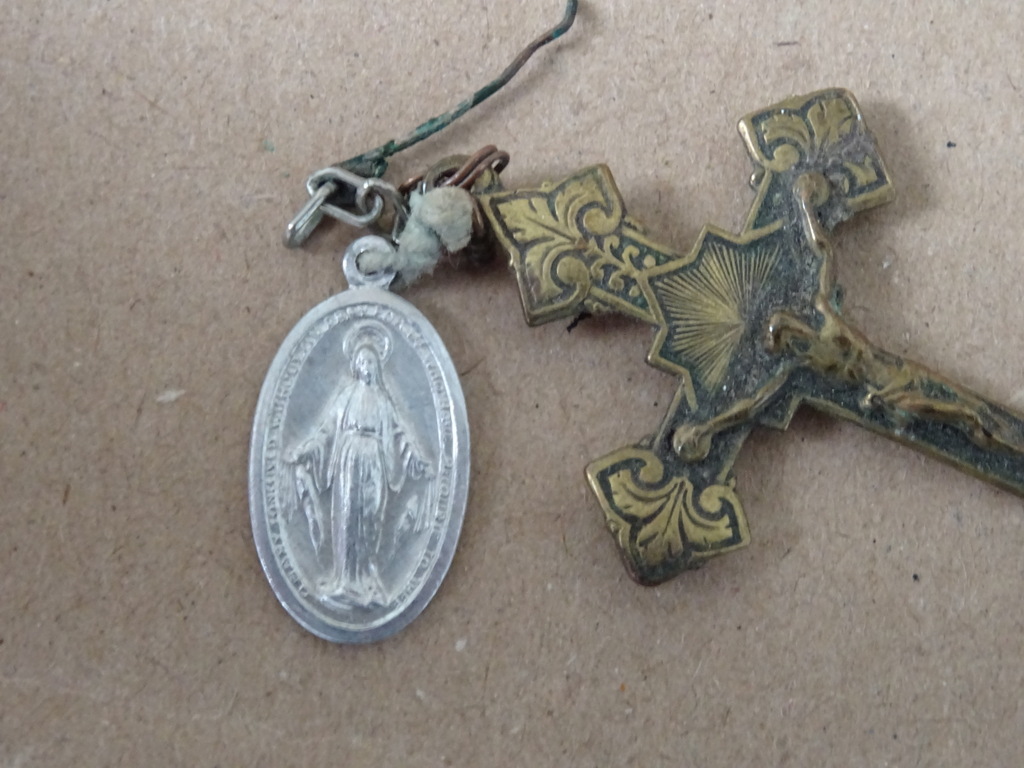 Antieke of vintage kruisbeeld medaillons 9 euro per stuk - Afbeelding 42