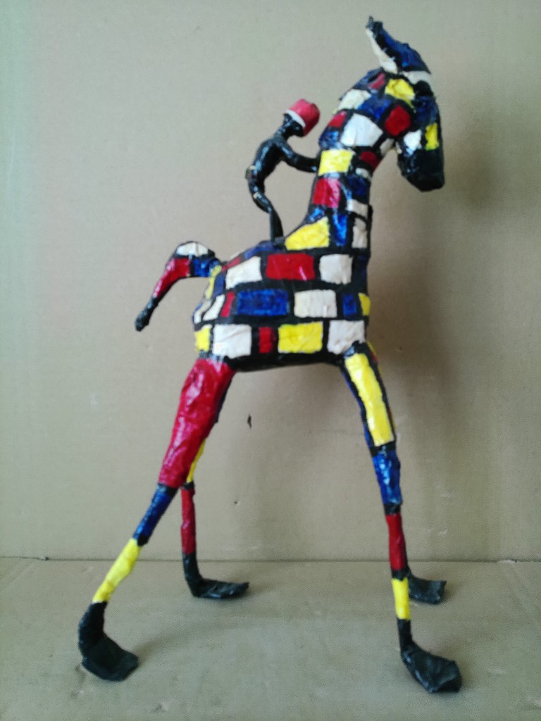 Volkskunst giraffe met ruiter in Mondriaan kleuren 42cm - Afbeelding 2