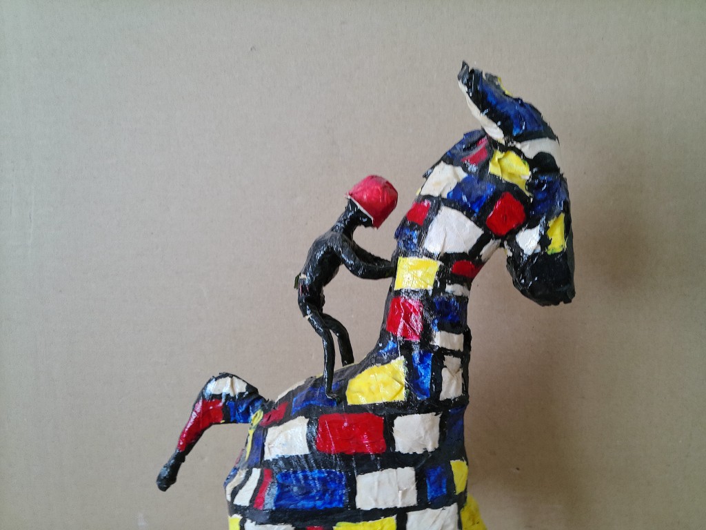 Volkskunst giraffe met ruiter in Mondriaan kleuren 42cm - Afbeelding 3