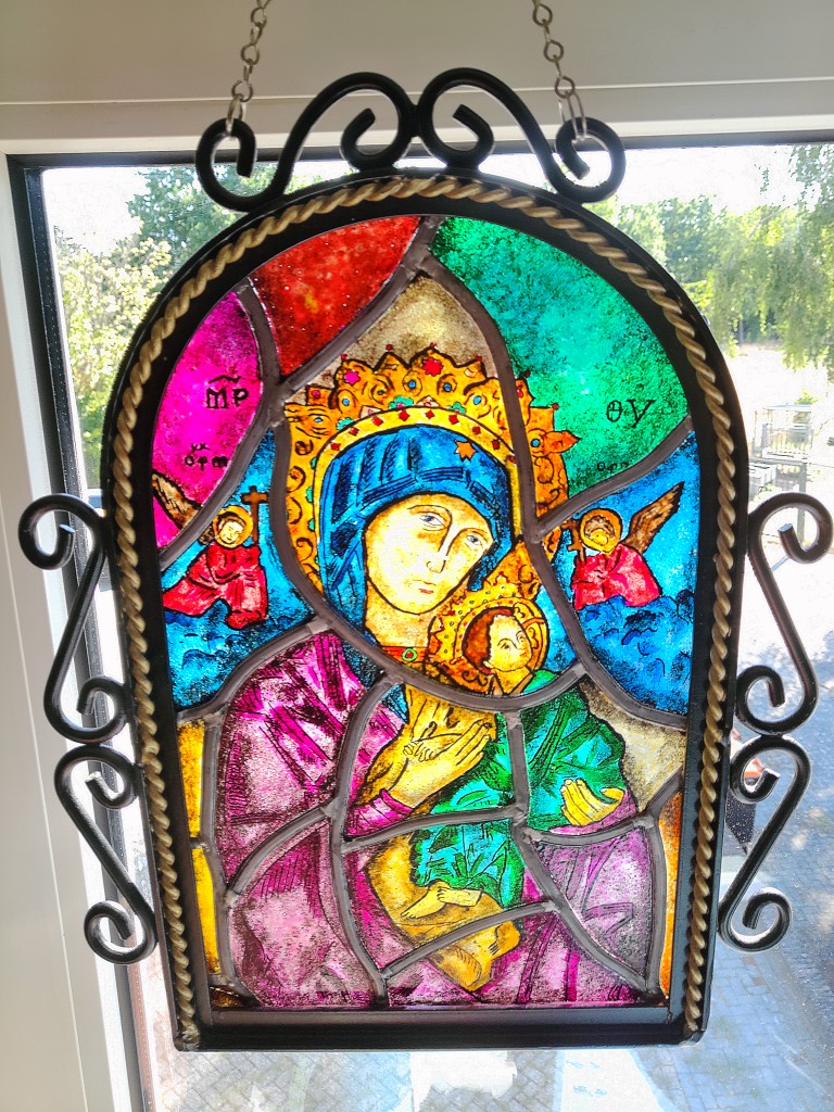 Antiek glas in lood Heilige Maria in lijst neogotische stijl 29x39cm
