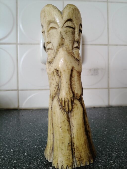 Alternative view of Afrikaans ceremonieel beeld van been driekoppig 16cm