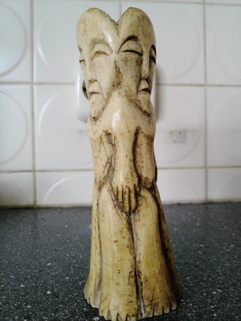Afrikaans ceremonieel beeld van been driekoppig 16cm - Afbeelding 2