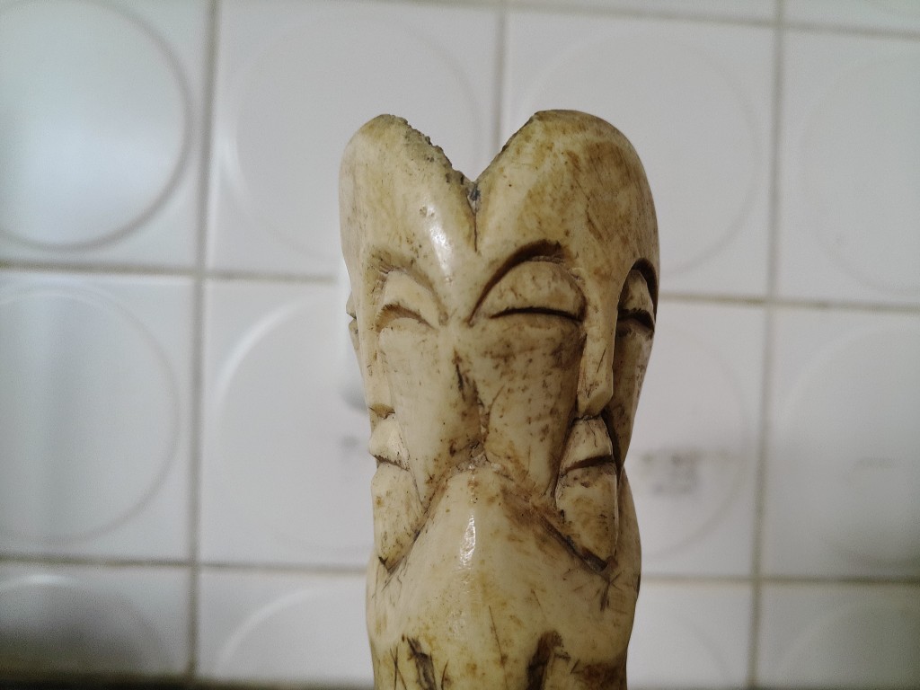 Afrikaans ceremonieel beeld van been driekoppig 16cm - Afbeelding 4