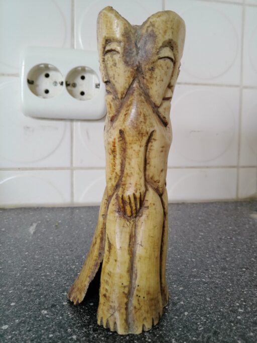 Afrikaans ceremonieel beeld van been driekoppig 16cm