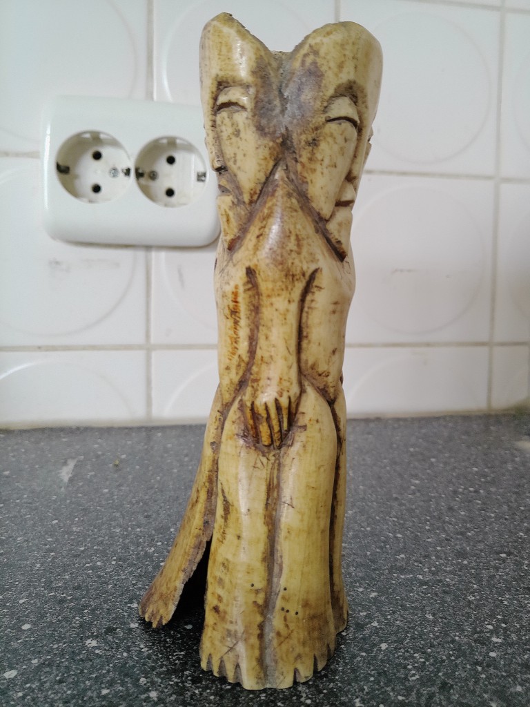 Afrikaans ceremonieel beeld van been driekoppig 16cm