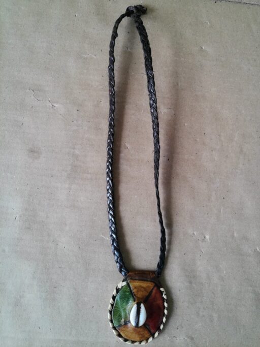 Afrikaanse amulet ketting met kauri schelp volkskunst