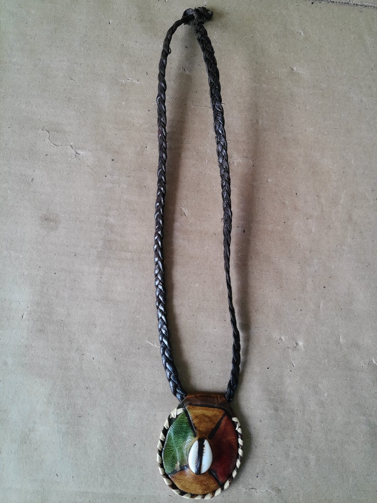 Afrikaanse amulet ketting met kauri schelp volkskunst