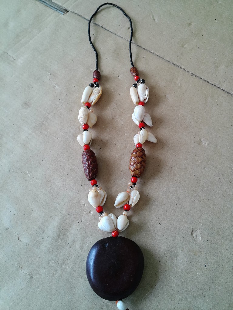 Afrikaanse amulet ketting met kauri schelpen volkskunst