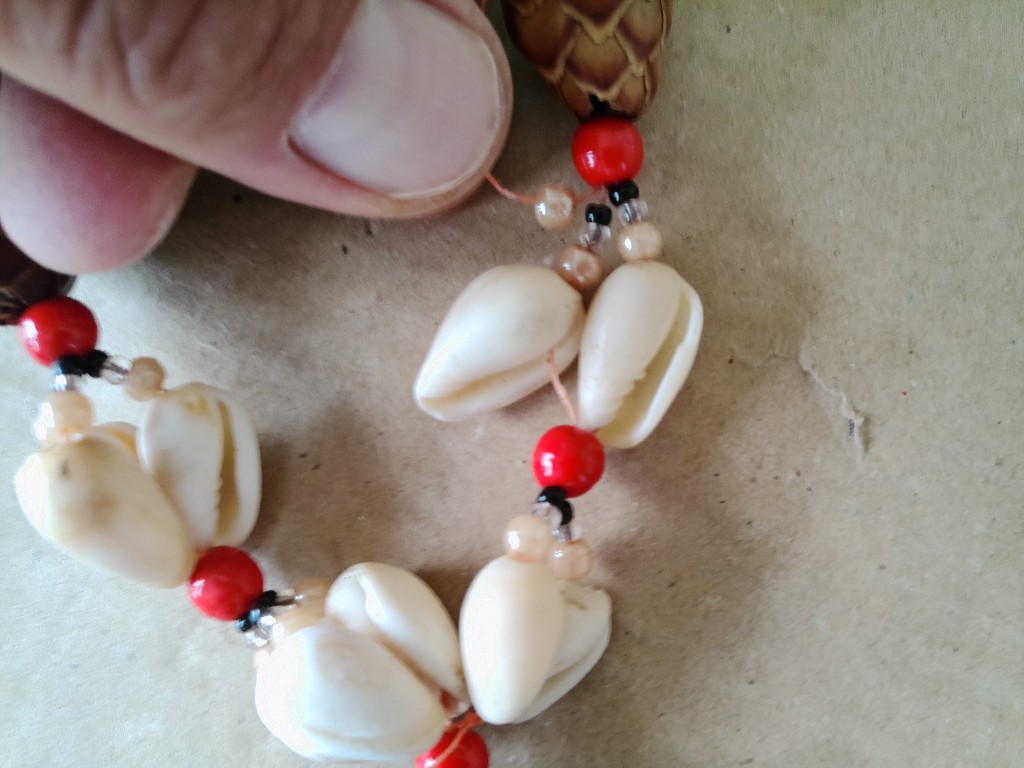 Afrikaanse amulet ketting met kauri schelpen volkskunst - Afbeelding 9