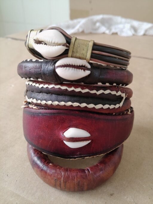 Collectie Afrikaanse leren armbanden volkskunst