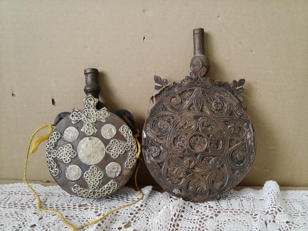 Antieke koperen buskruitflessen 16cm en 21cm - Afbeelding 2