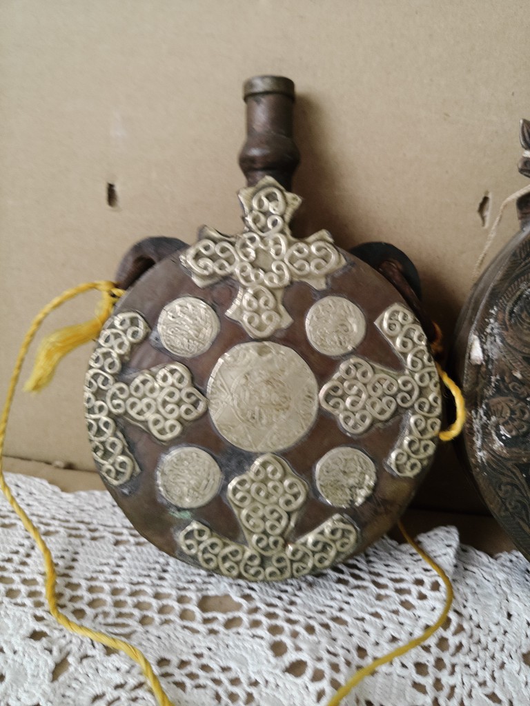 Antieke koperen buskruitflessen 16cm en 21cm - Afbeelding 3