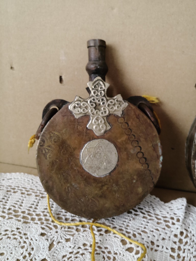 Antieke koperen buskruitflessen 16cm en 21cm - Afbeelding 7