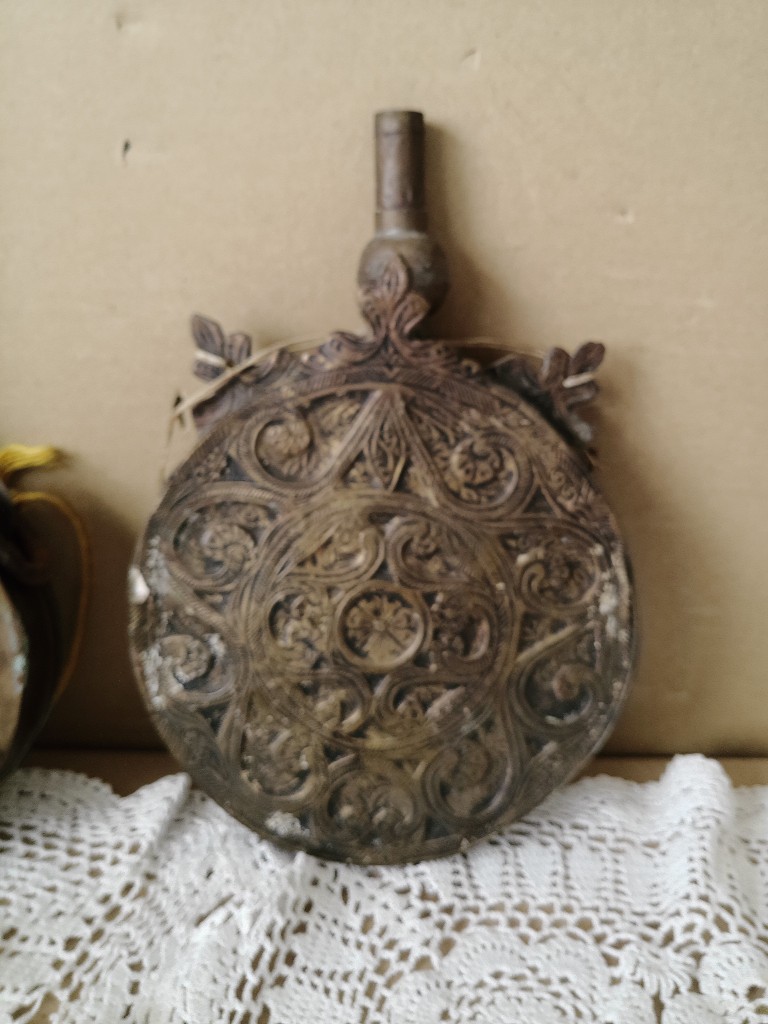 Antieke koperen buskruitflessen 16cm en 21cm - Afbeelding 9