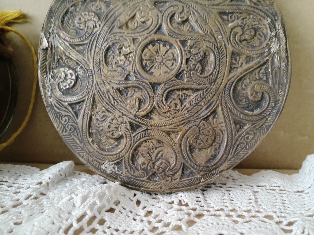 Antieke koperen buskruitflessen 16cm en 21cm - Afbeelding 12