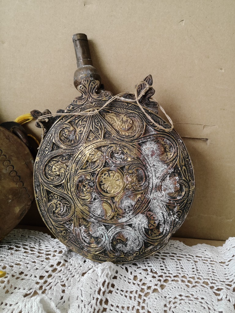 Antieke koperen buskruitflessen 16cm en 21cm - Afbeelding 13
