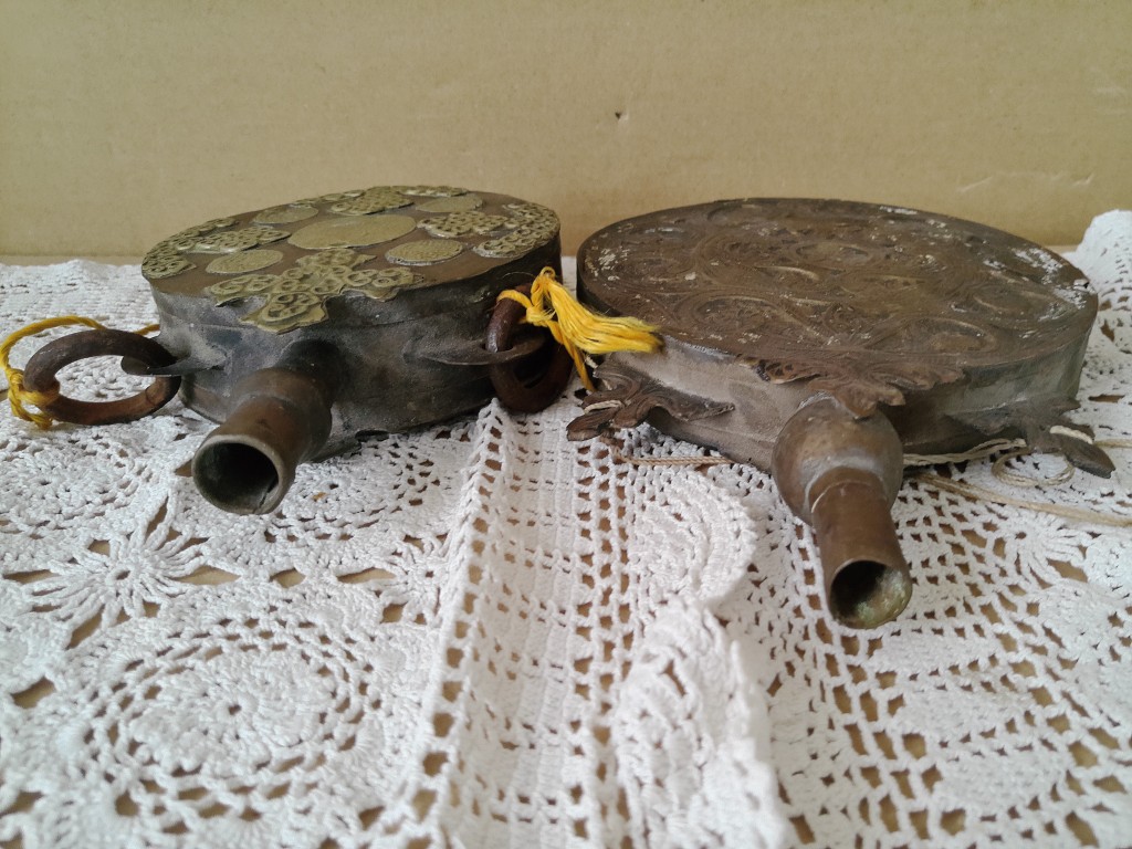 Antieke koperen buskruitflessen 16cm en 21cm - Afbeelding 15