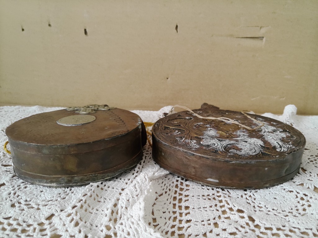 Antieke koperen buskruitflessen 16cm en 21cm - Afbeelding 16