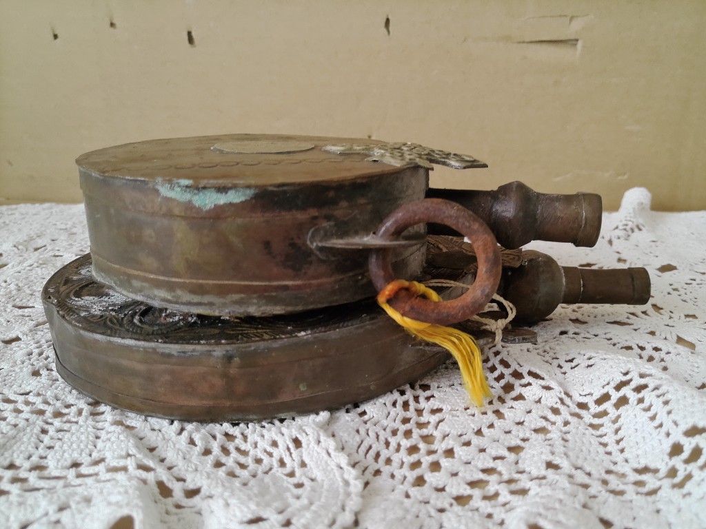 Antieke koperen buskruitflessen 16cm en 21cm - Afbeelding 17