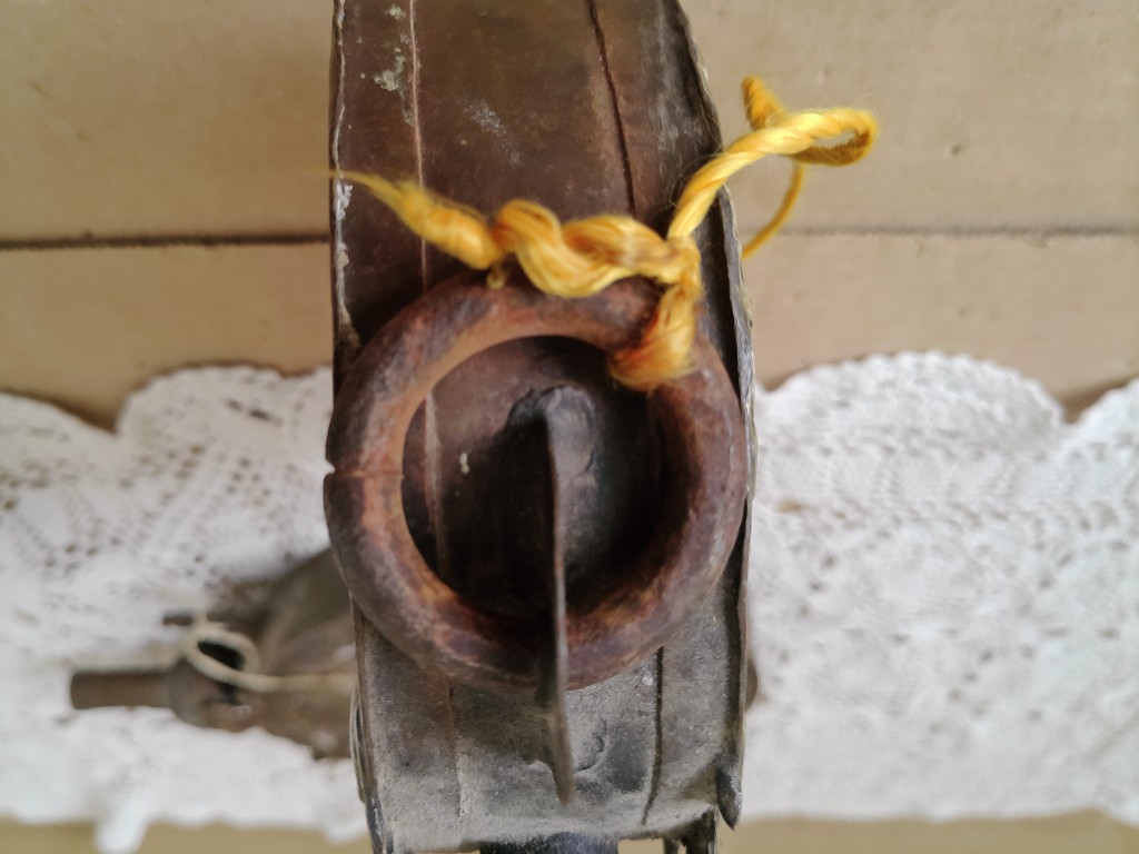 Antieke koperen buskruitflessen 16cm en 21cm - Afbeelding 19