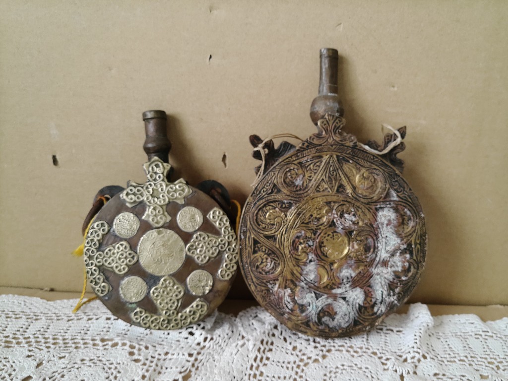 Antieke koperen buskruitflessen 16cm en 21cm - Afbeelding 20