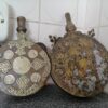 Antieke koperen buskruitflessen 16cm en 21cm