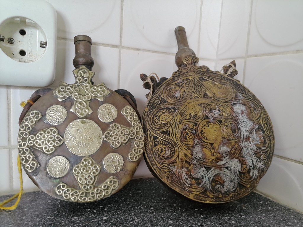 Antieke koperen buskruitflessen 16cm en 21cm