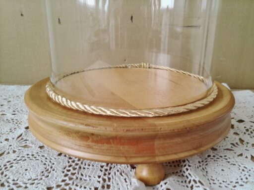 Alternative view of Vintage glazen stolp 41cm op citroenhouten voet