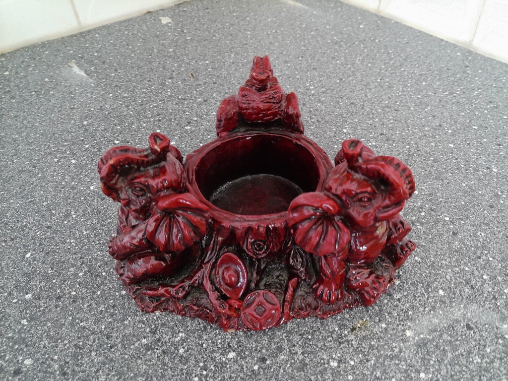 Chinese kandelaar of schaal met olifanten