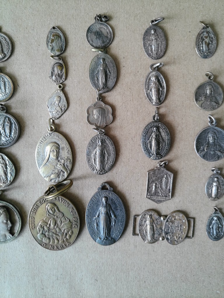 Collectie van 72 antieke en vintage religieuze medaillons - Afbeelding 5