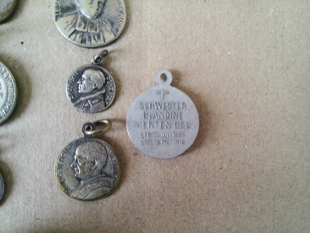Collectie van 72 antieke en vintage religieuze medaillons - Afbeelding 12